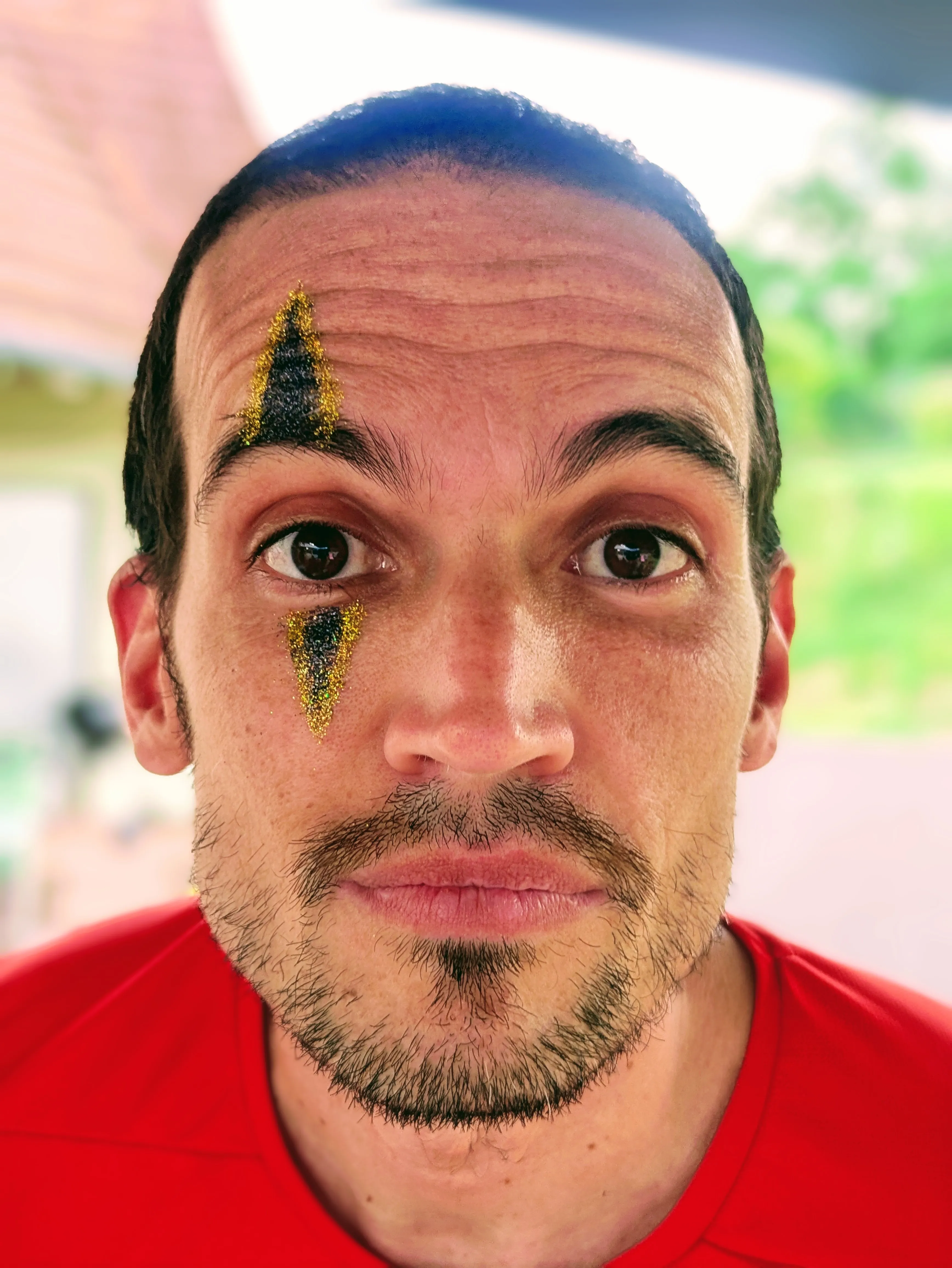 Maquillage glitter noir et dor&eacute; graphique autour de l&rsquo;&oelig;il d&rsquo;un homme